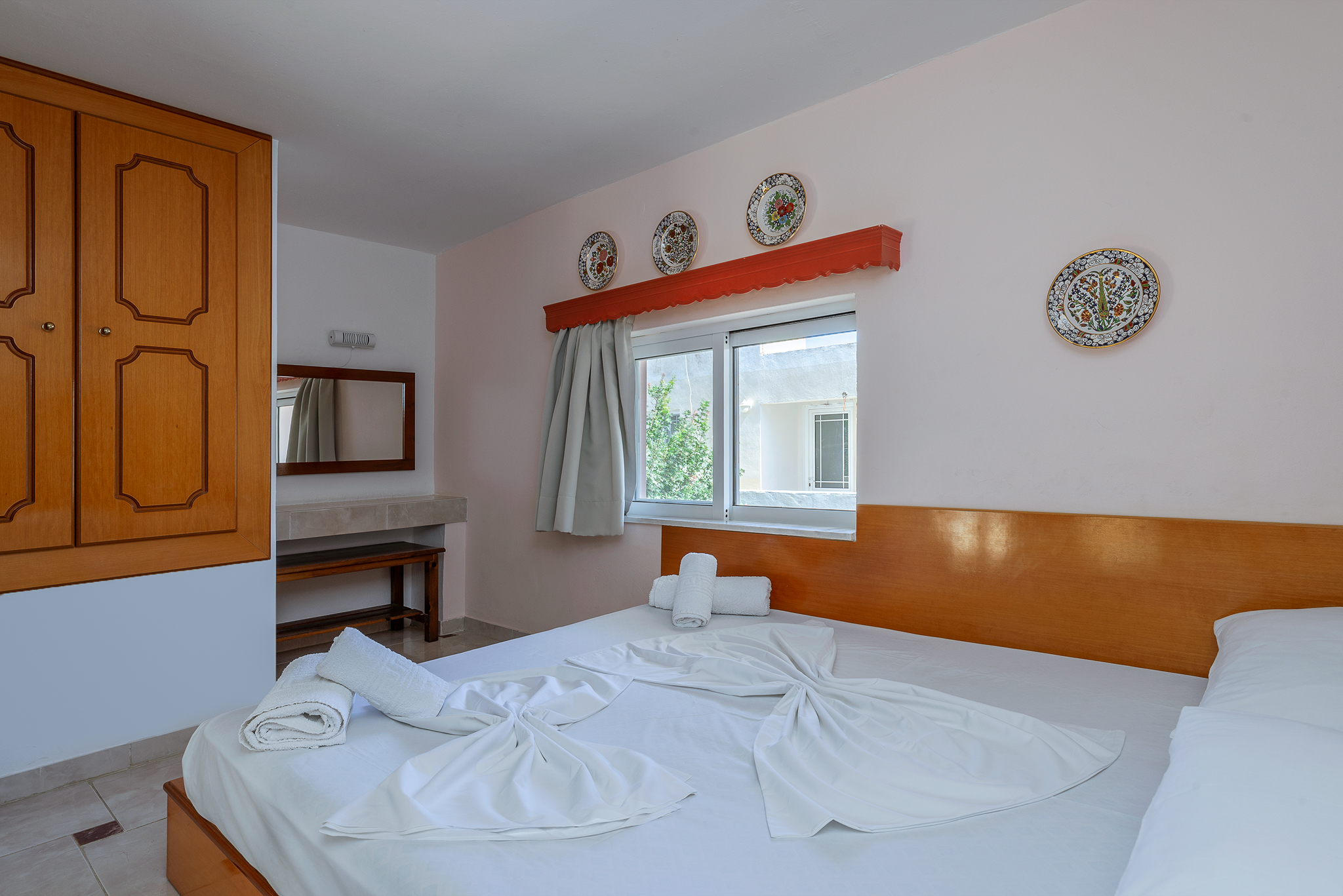 _files/olympus_rooms_gallery/Olympus Apartment Downstairs Double Bed (10).jpg